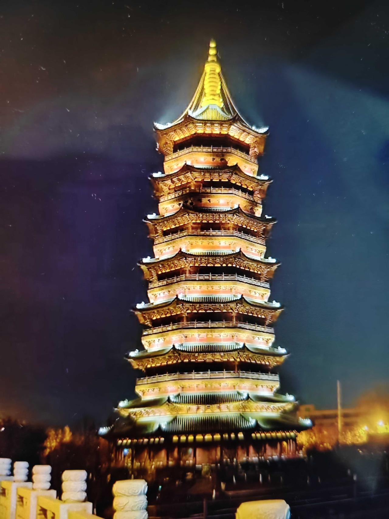 即墨文峰塔晚上亮灯了，建成这么多年了一直在那里荒废着，也不见开放！听说有关部门最