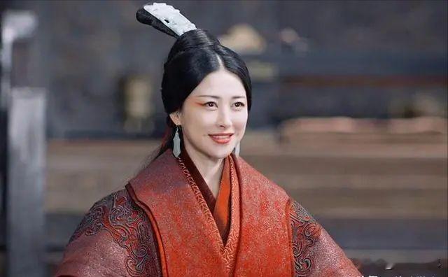 公元前238年，嬴政车裂赵姬的面首嫪毐。赵姬怒骂：“你这个畜牲，不是我儿子！”嬴