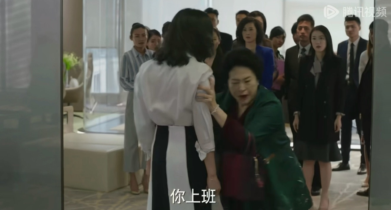 凌玲确实很爱上班 