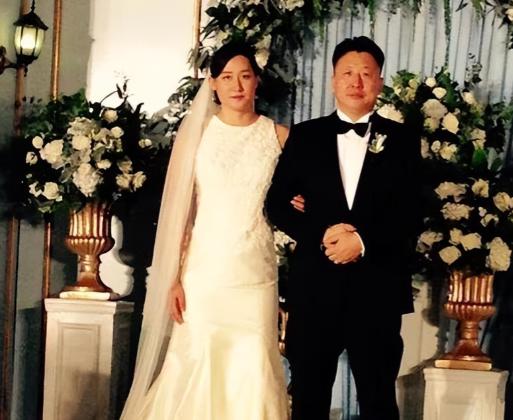 2016年，27岁的奥运冠军刘子歌，不顾父母反对，嫁给50岁教练后生下一儿一女。