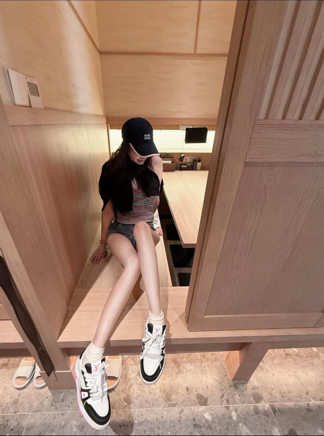 看见的美女穿的鞋好喜欢，是不是很贵呀？