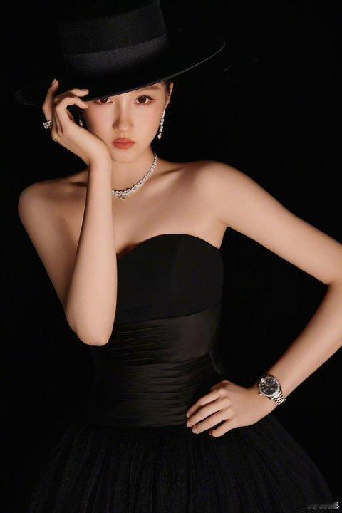 关晓彤时尚之夜出图了 关晓彤复古女爵 关晓彤时尚之夜出图了！ 