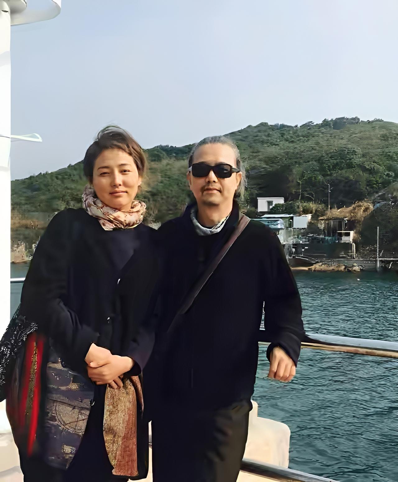 哎，你听说了吗？就是那个演《粉红女郎》里"男人婆"的张延，跟她老公张锦程离婚了。