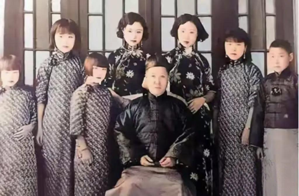 1927年，天津静园，载沣和家人们的一张合影老照片，照片为后期上色处理，可以看到