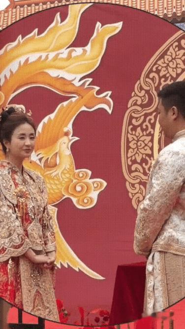 五一婚礼上，新娘突然笑个不停，司仪都懵了。这到底是咋回事？
五一婚礼真是扎堆，有