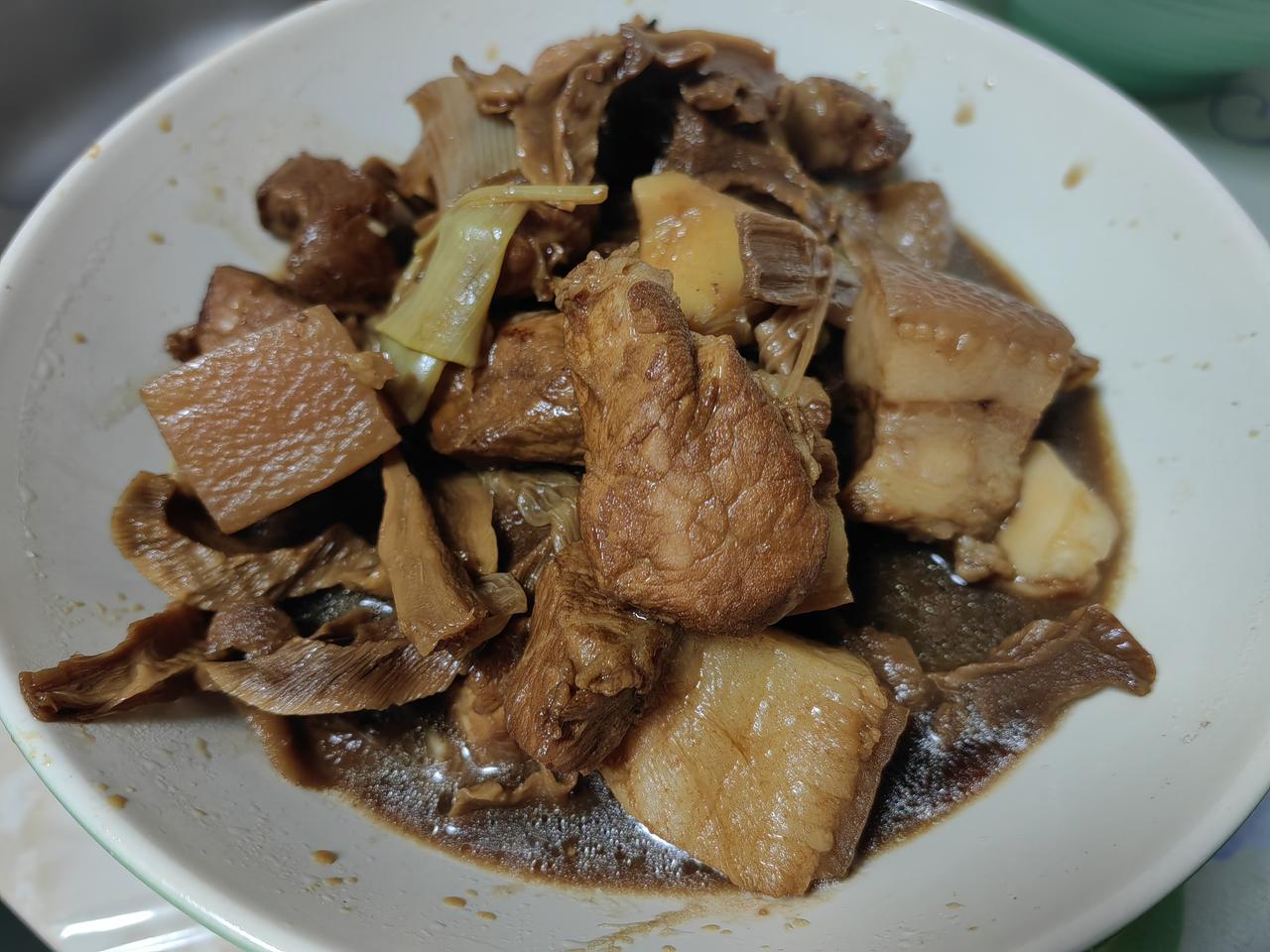今晚，做了笋干煨肉。擦了西葫芦和胡萝卜丝，太座晚上做糊塌。
吃晚饭时家人说明天周