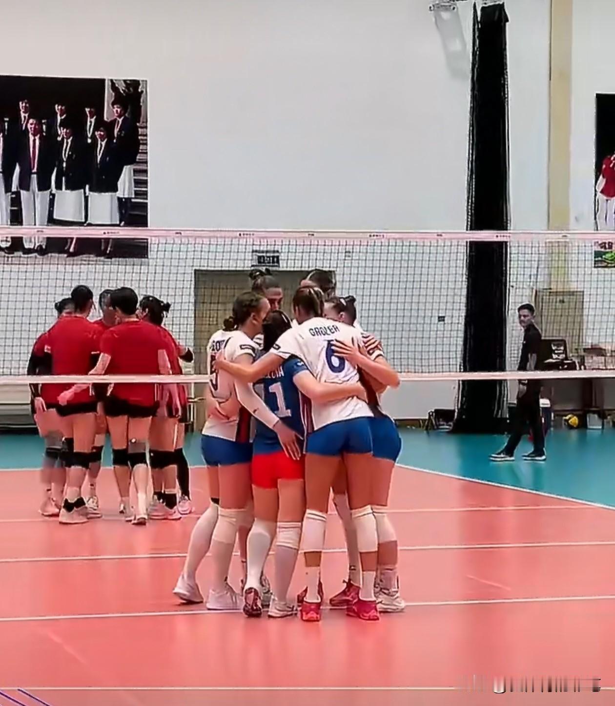 5月29日，中国女排热身赛，这一换人秒啊，董禹含后排被龚翔宇替换。
董禹含前排进