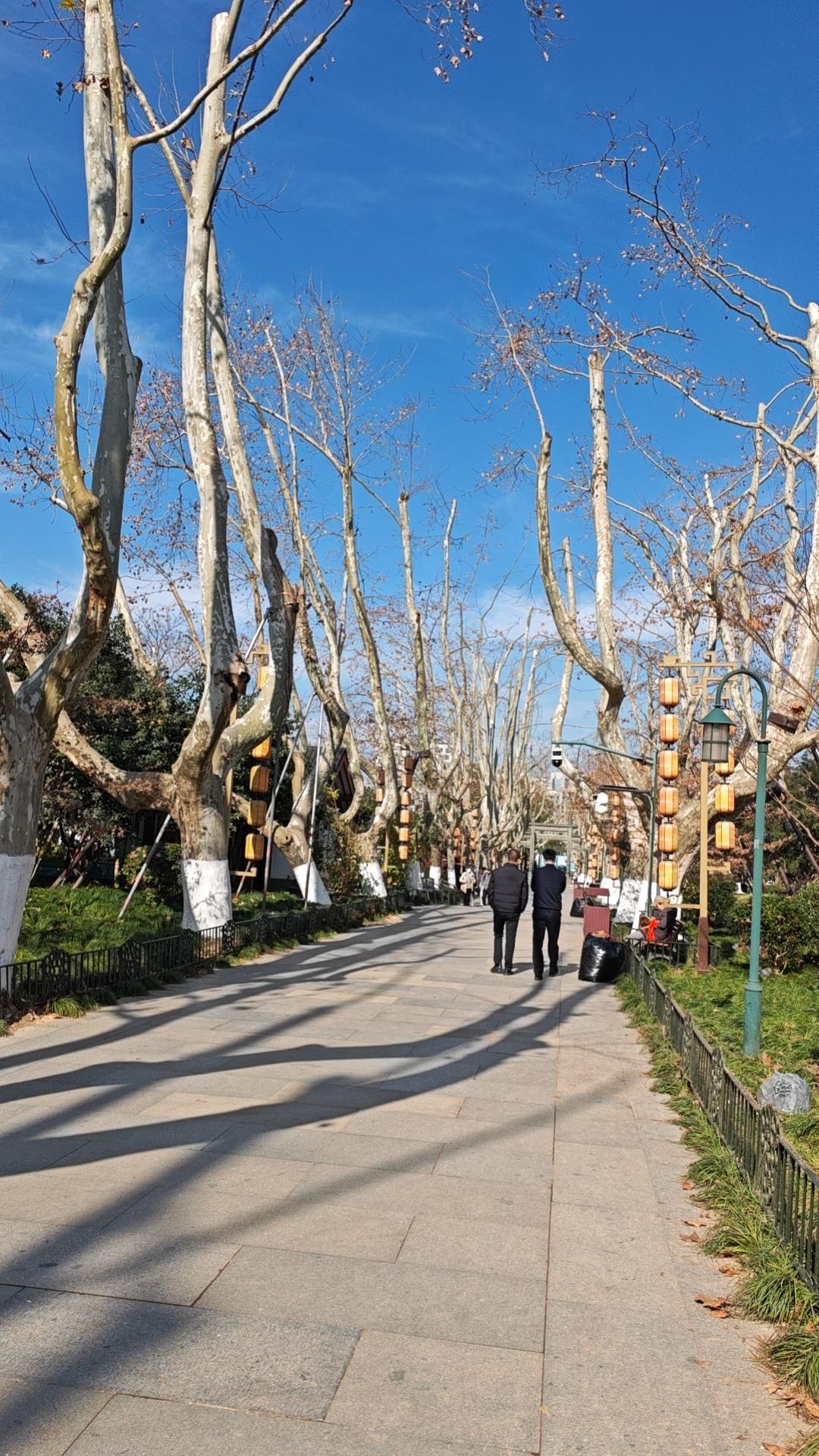 凡是关乎于民生的都不应该涨价！生活常用品每天都在消耗的，比如一日三餐的食物，蔬菜