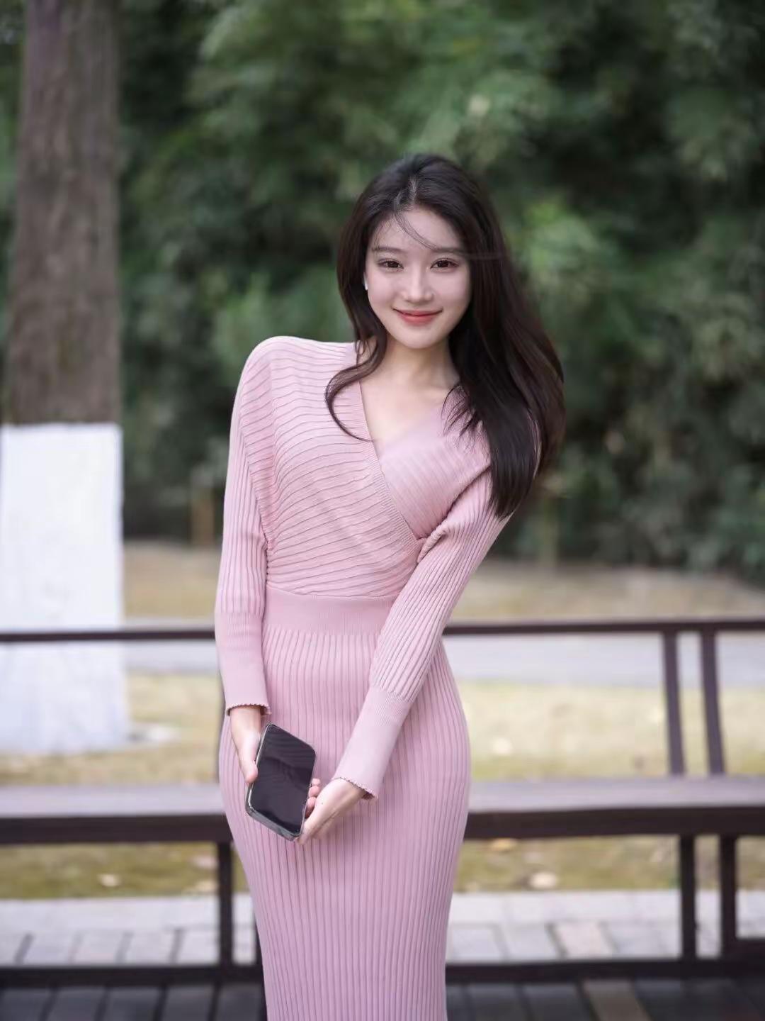 🌸 温柔知性风（主穿搭推荐）

核心单品：裸粉色V领收腰坑条针织连衣裙

• 