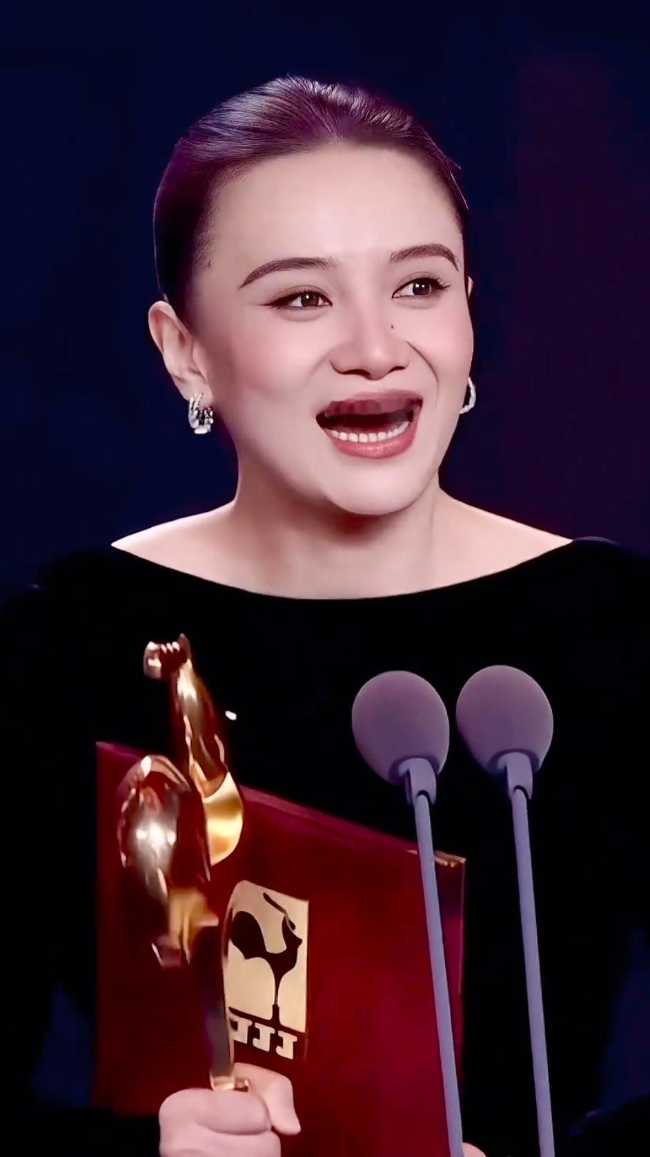 宋佳凭借《好东西》中王铁梅一角在第38届金鸡奖二度封后，这一结果伴随极高认可的同