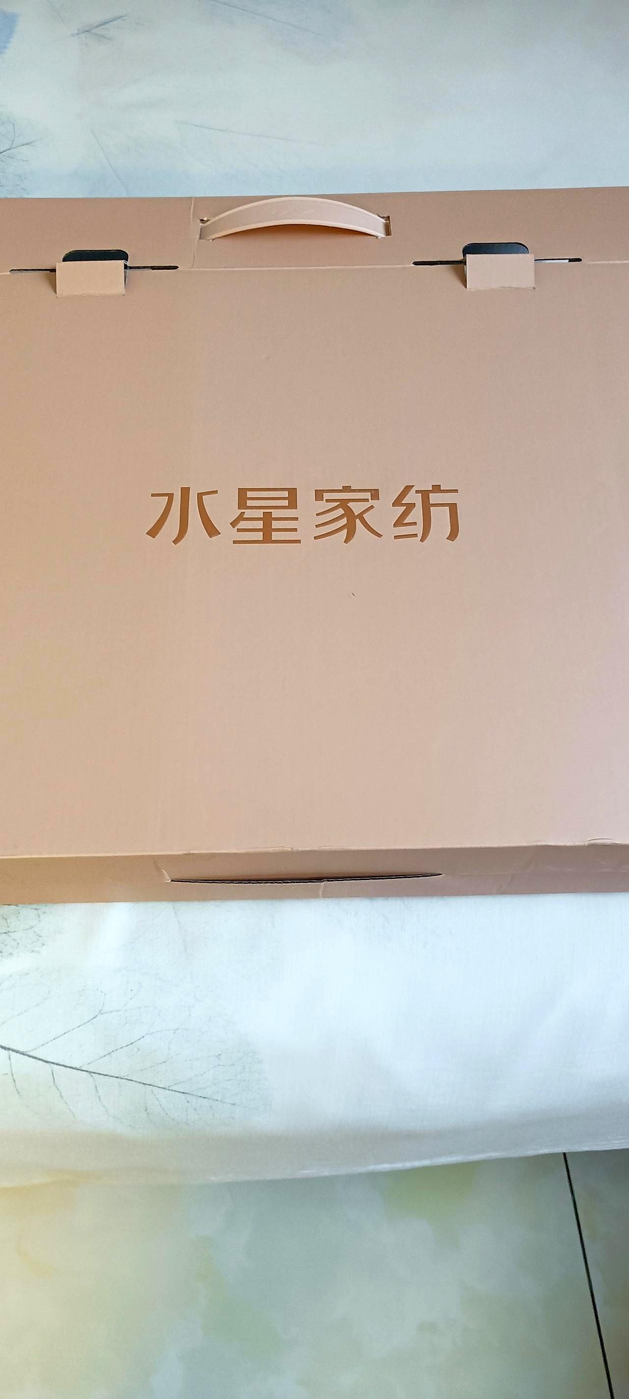 刚看到这位母亲的吐槽，真是哭笑不得，代沟这东西，有时候确实比鸿沟还深。
女儿图新