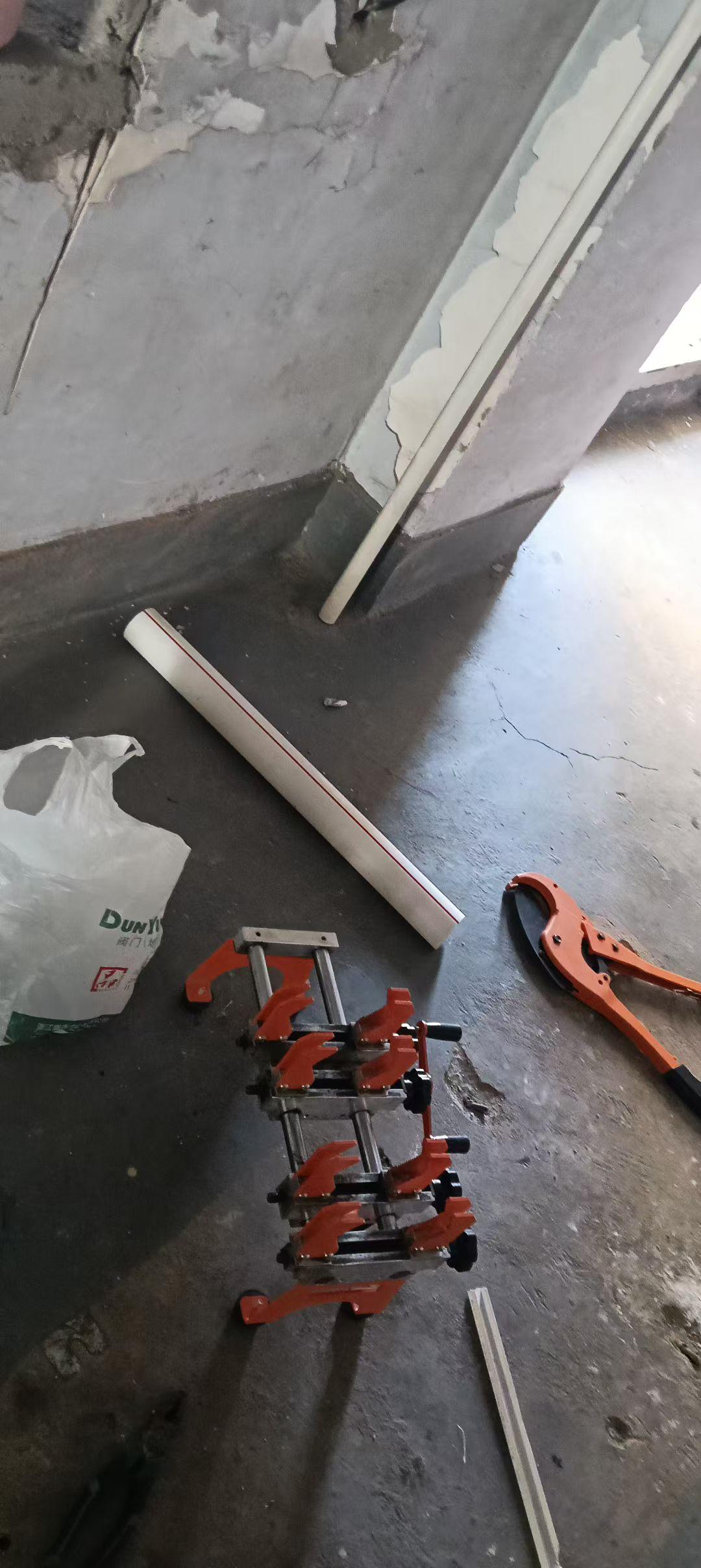 虽然年还没过完，但是，有活不能不干，初四初五这两天看来不能陪家人了！

小区泵房