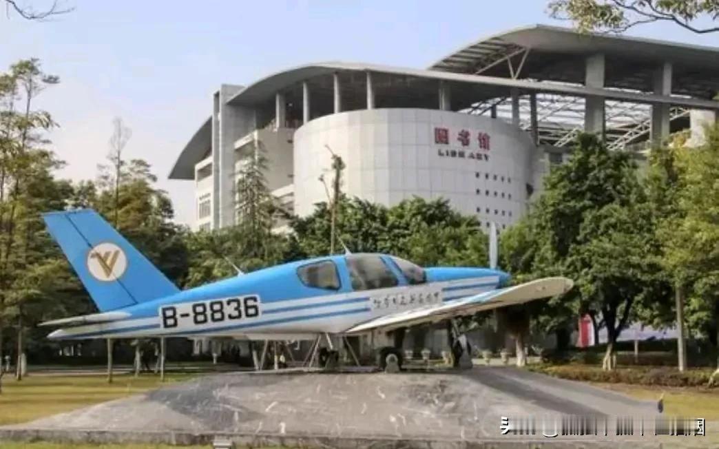2023国内面积最大的十所大学

第三名：中国民航飞行学院（占地1.7万亩）
