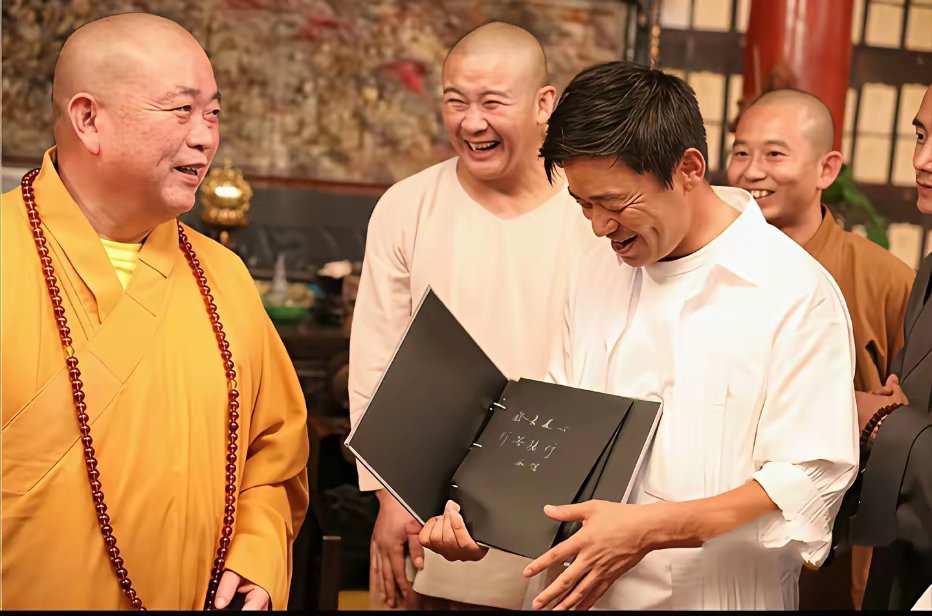 成名后的王宝强回到少林寺与当时的方丈主持释永信大师亲切交谈时的一幕，彼时的释永信