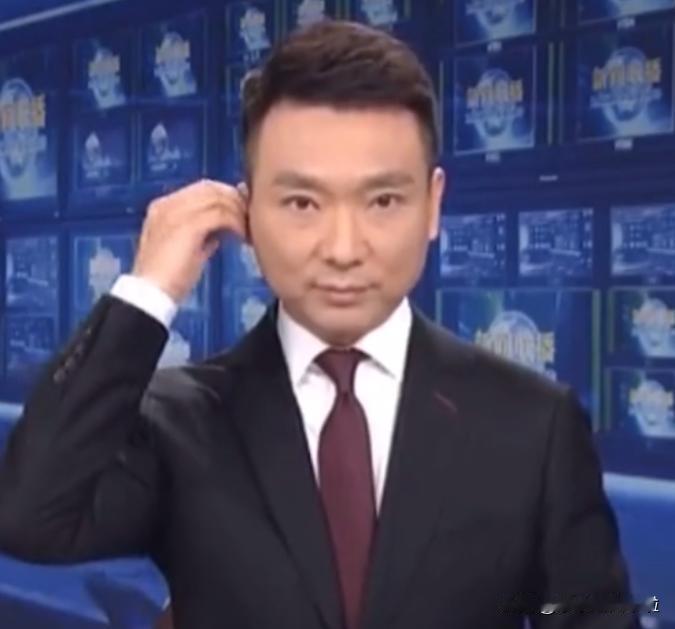 2020年，康辉在《新闻联播》直播时，突然用了2秒钟去调整耳机，没曾想，就是这个