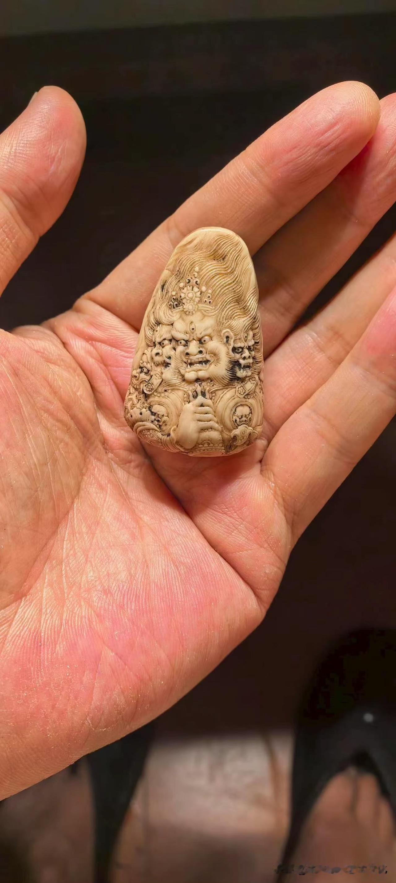 一件真正耐看的作品，往往不在于繁复，而在于刀下的神韵。

猛犸整料全手工雕刻，明