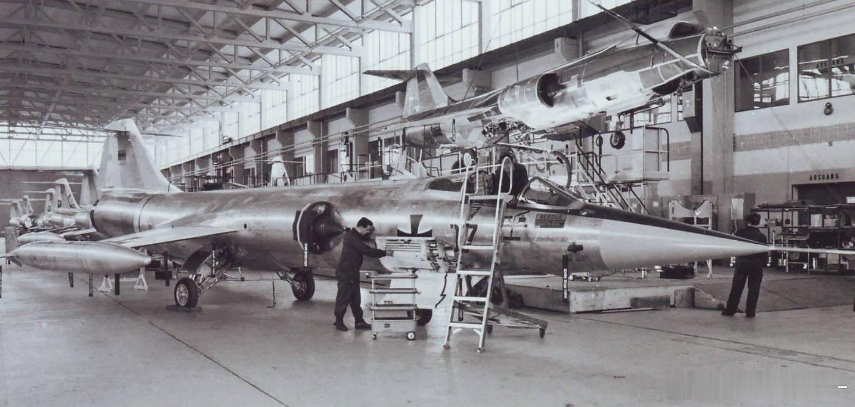 西德空军的F104G总装厂内景外军影像兵器影像武器装备