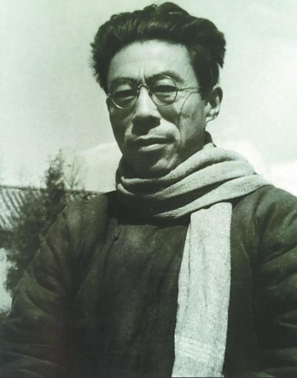 1950年，成都街头，一个便衣公安去烟馆买烟。他看着烟馆老板的样子，心里立刻打了