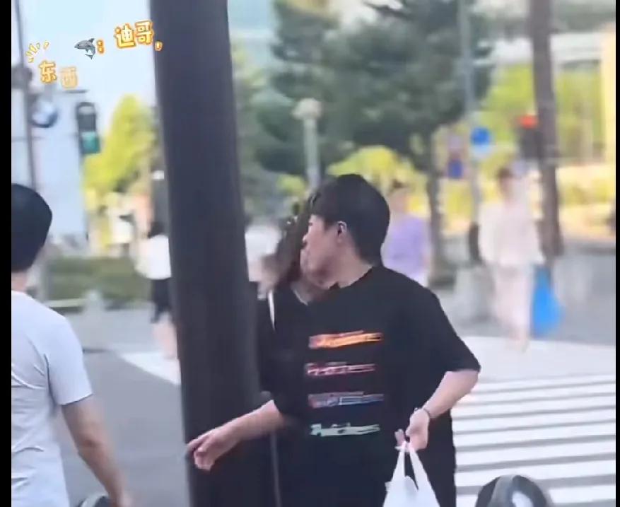 偶遇莎宝独自街头“探险”，走着走着就迷糊啦～
 
撞见王艺迪，赶紧凑上去问路，大