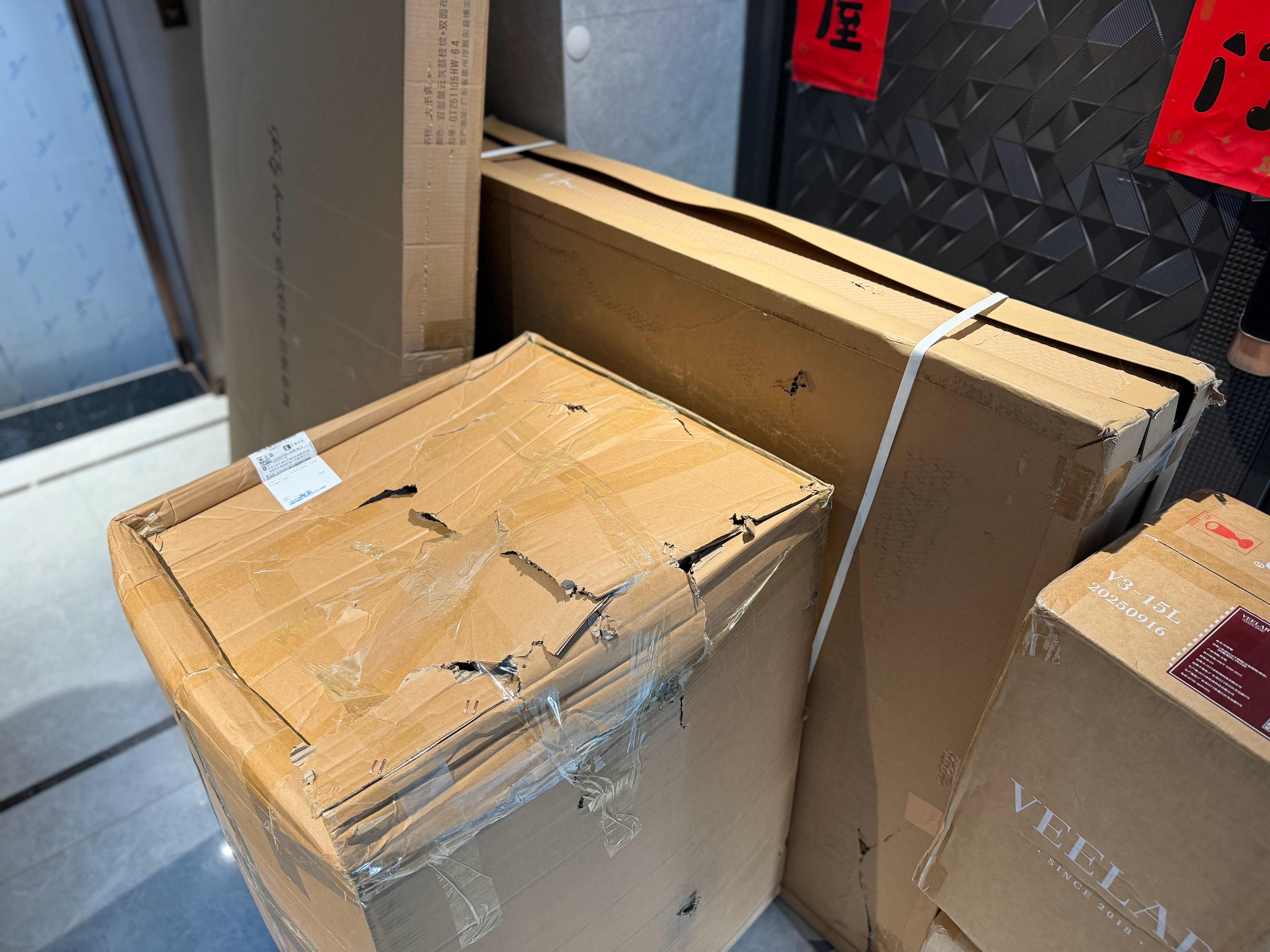 到工作室门口发现到了这么多件今天又是监工的一天