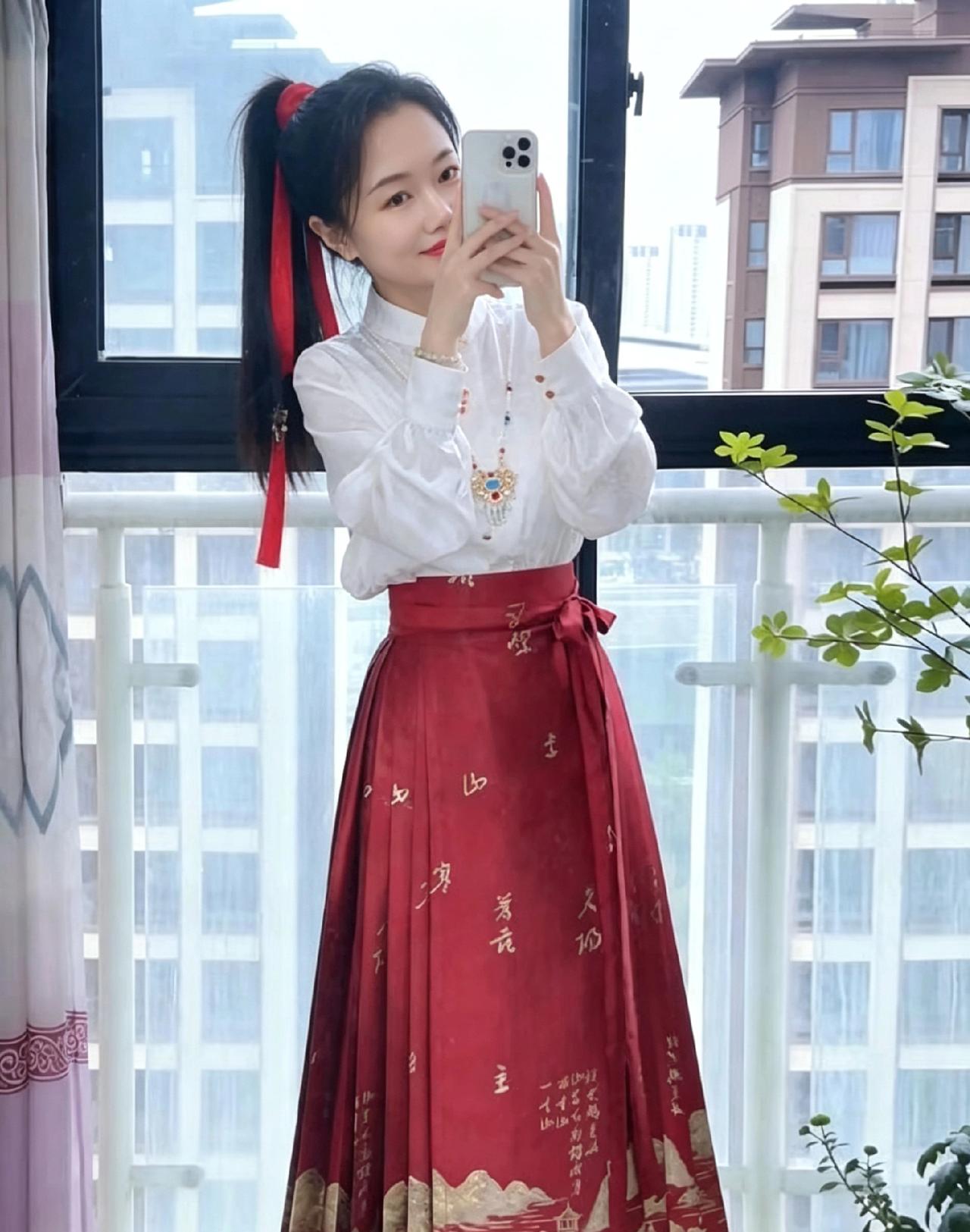 一个女人，
只要你有能力把自己养好，
经济独立、精神丰盈，
身边自然不会缺真心待