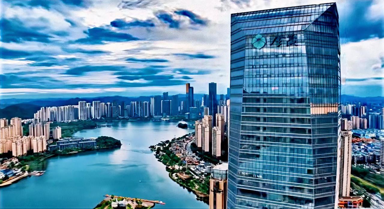 长沙梅溪湖从开始有了变化之后，到现在真的没有太大的变化，尤其是立交桥之类的更别谈