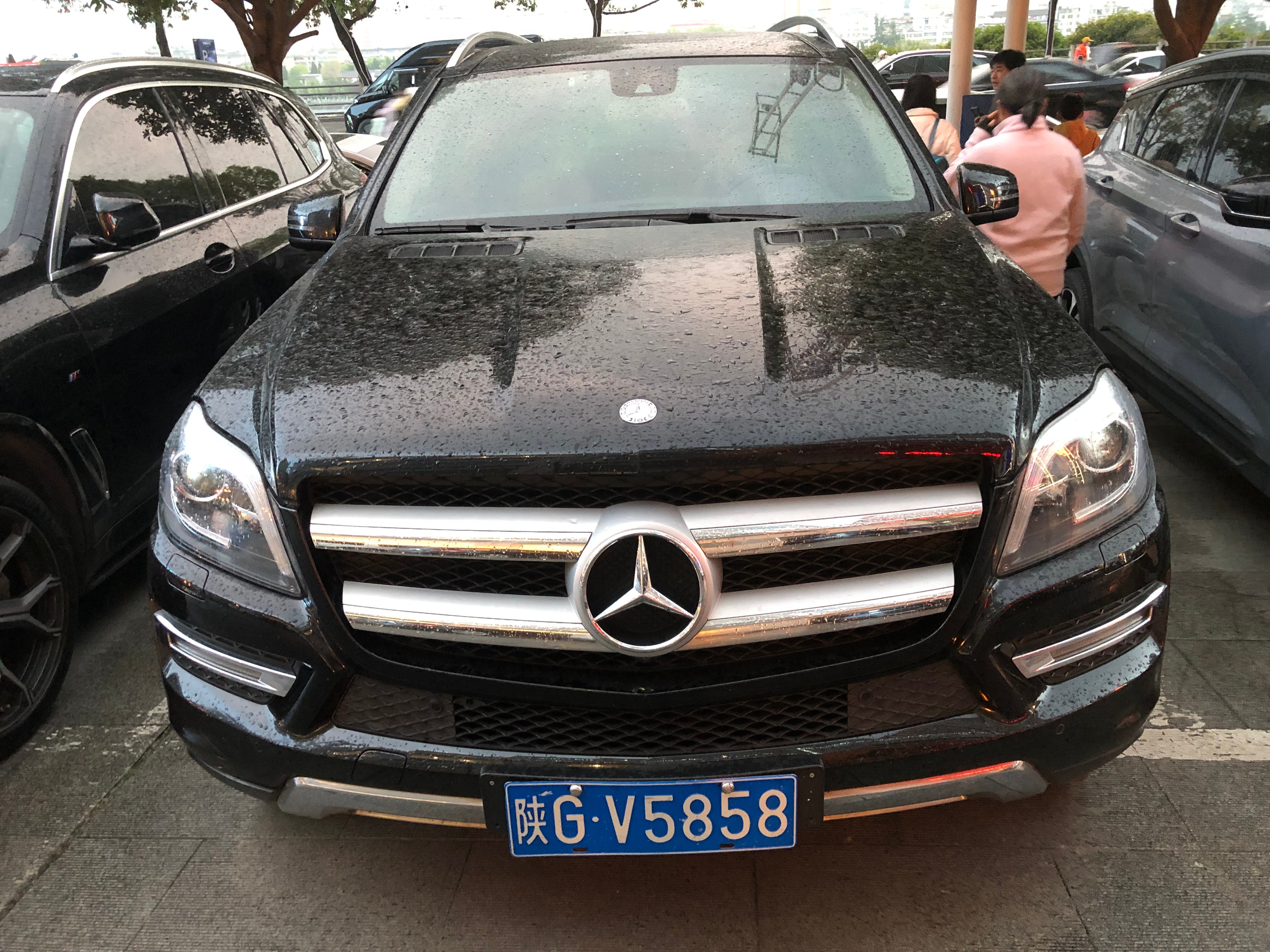 全球车牌 陕GV5858奔驰GL500 安康·明江国际酒店停车场(入口)