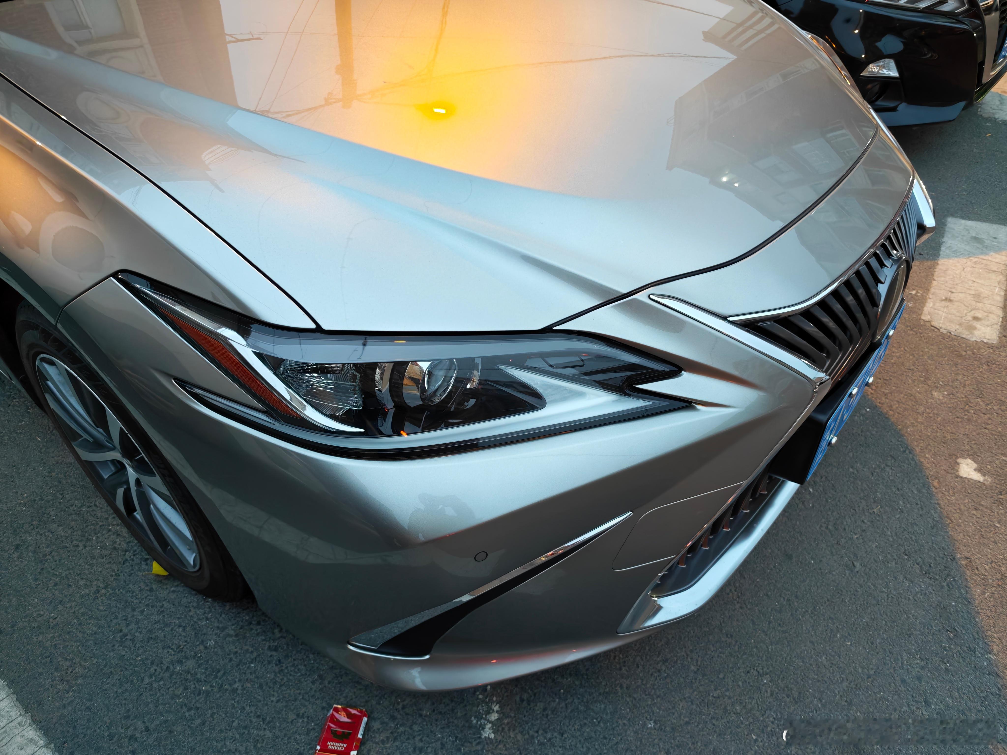 雷车还是很会设计的，复杂的造型特征都集中在保险杠上（塑料件） 