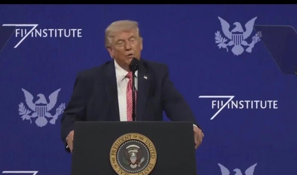 2026年3月28日，美国总统特朗普在一场公开演讲中脱口而出：“他们必须打开‘特