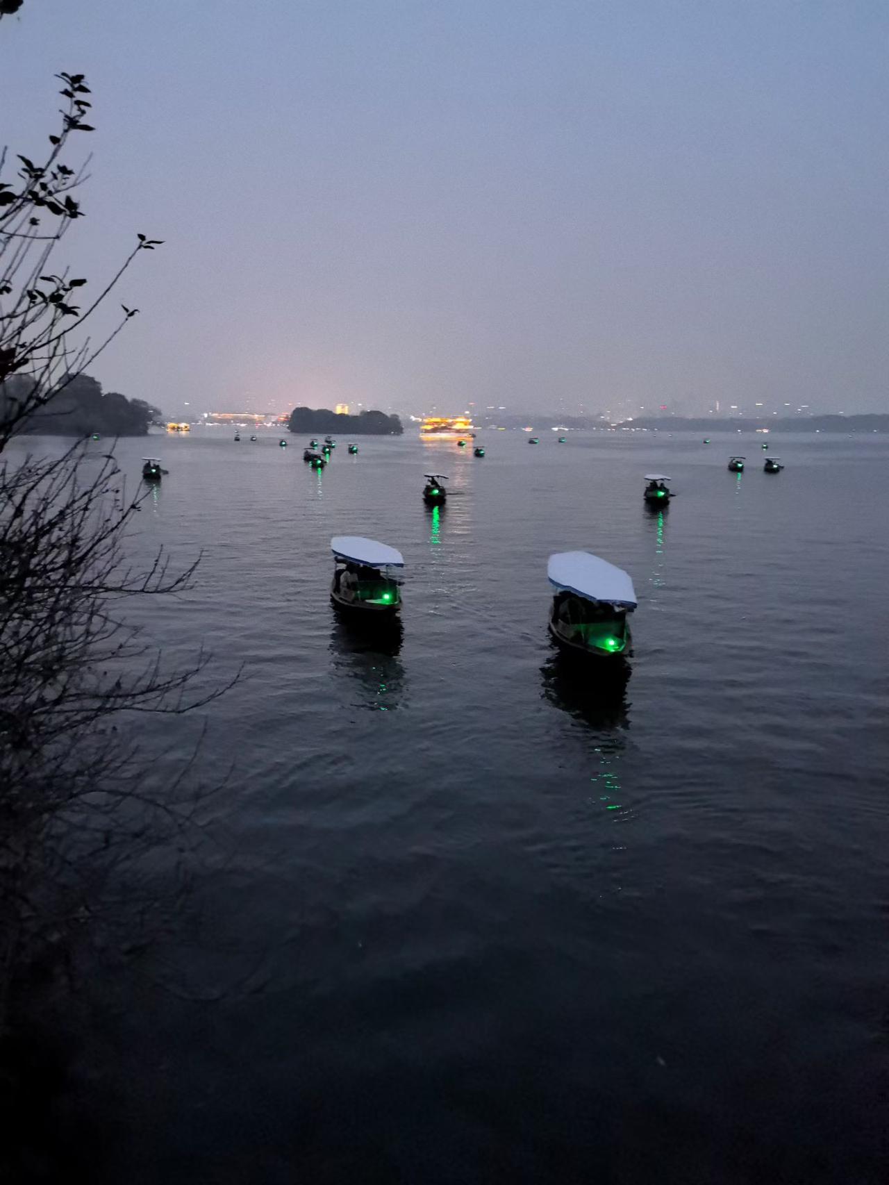 你觉得中年人的压力主要来自哪里 
就说经济方面，上有老下有小，孩子读书得花钱，老