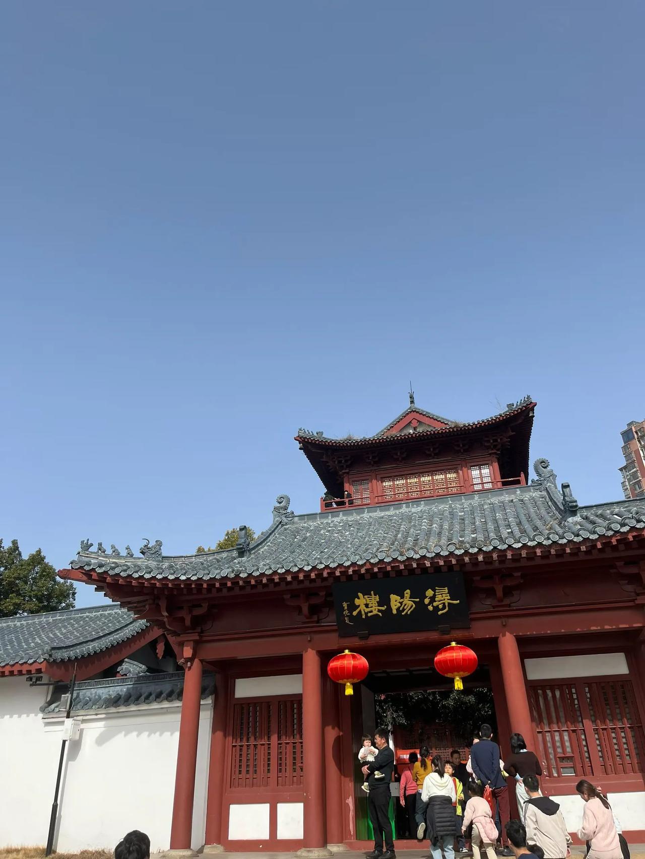 楼内藏着水浒的印记，宋江题反诗的壁画、108好汉瓷雕，让人瞬间梦回江州风云。登楼