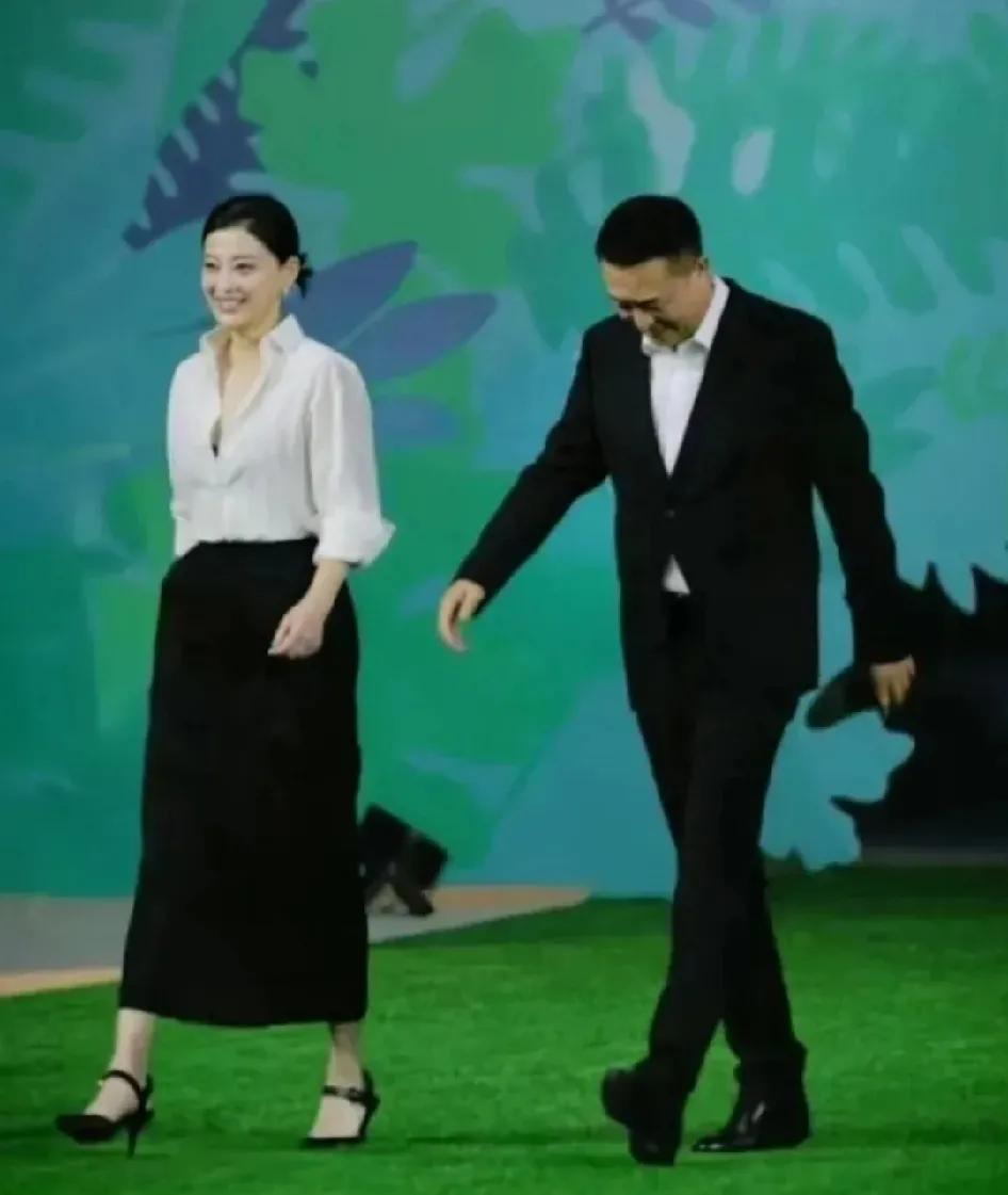 看到梅婷和张嘉译这个同框就想笑
一个满面春风向前
一个在低头垂怜什么呢
哈哈，画