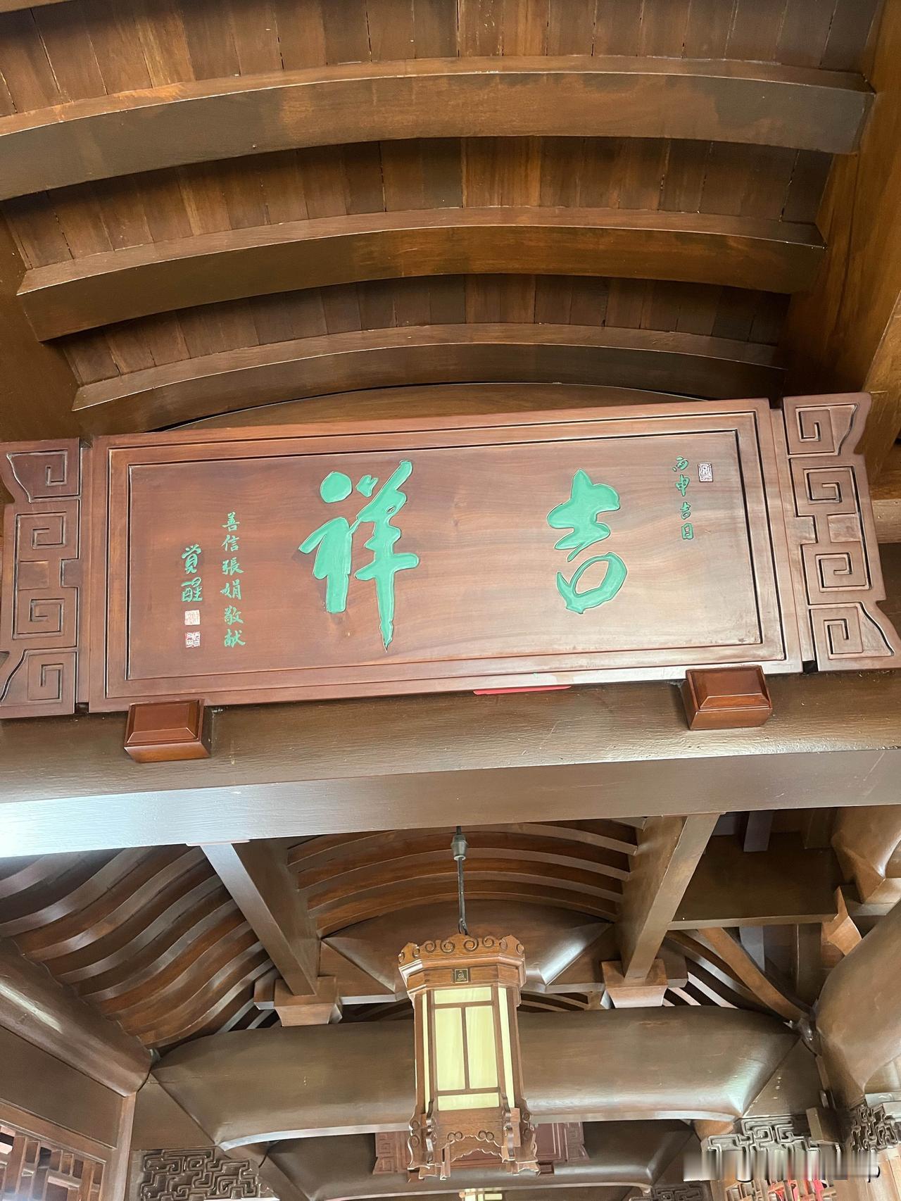 玉佛禅寺坐落于上海普陀区安远路与江宁路交叉口，它不仅是全国重点文物保护单位，更是