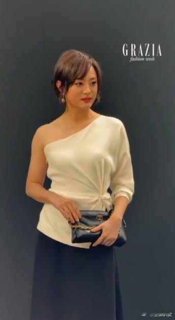 孙俪宋祖儿马柏全看秀造型顶光下的宋祖儿巴黎时装周，孙俪宋祖儿马柏全看秀造型 ​​