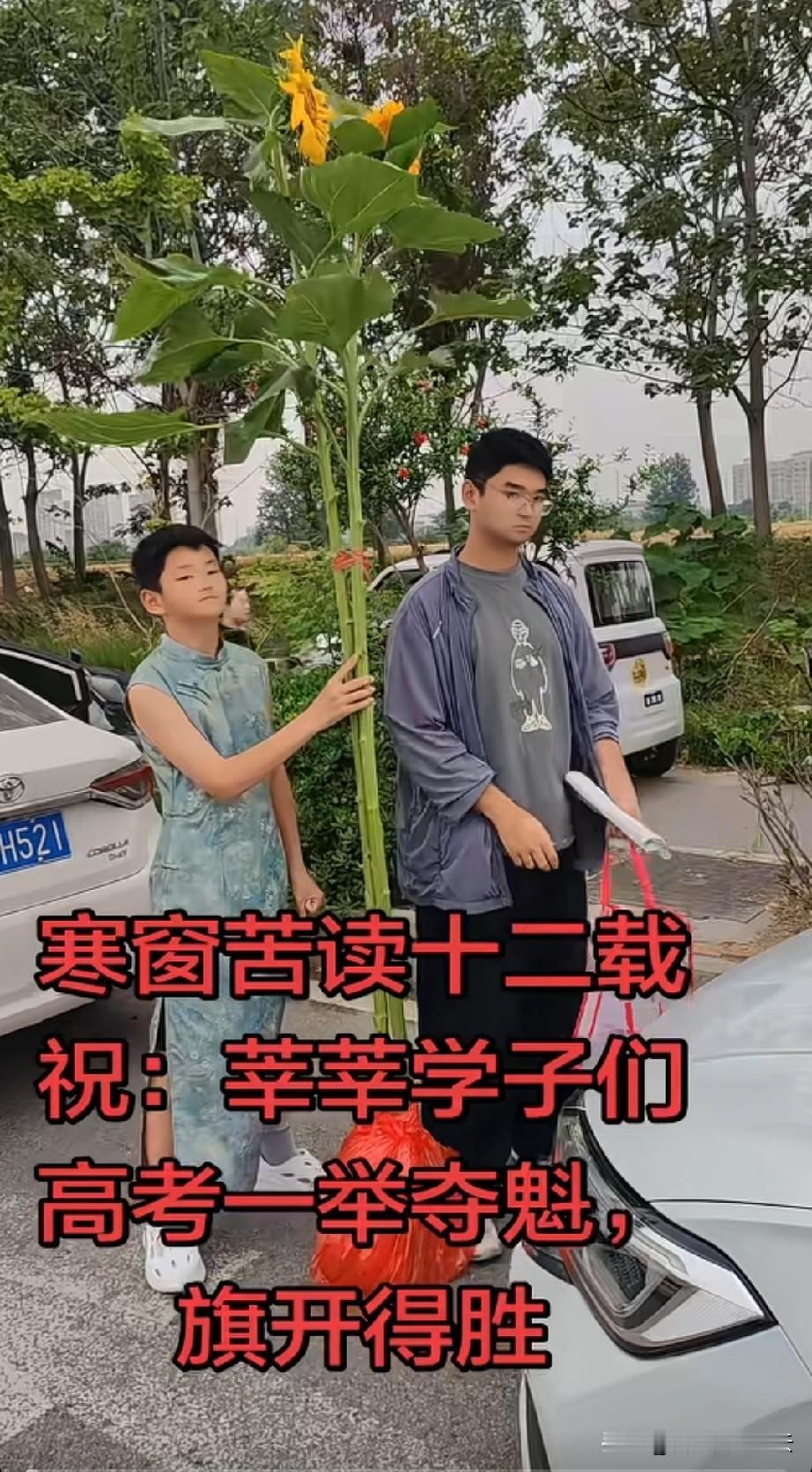 安徽为了哥哥高考顺利穿旗袍的弟弟火了，昨天安徽蚌埠一处高考考点外，一个男孩穿着绿