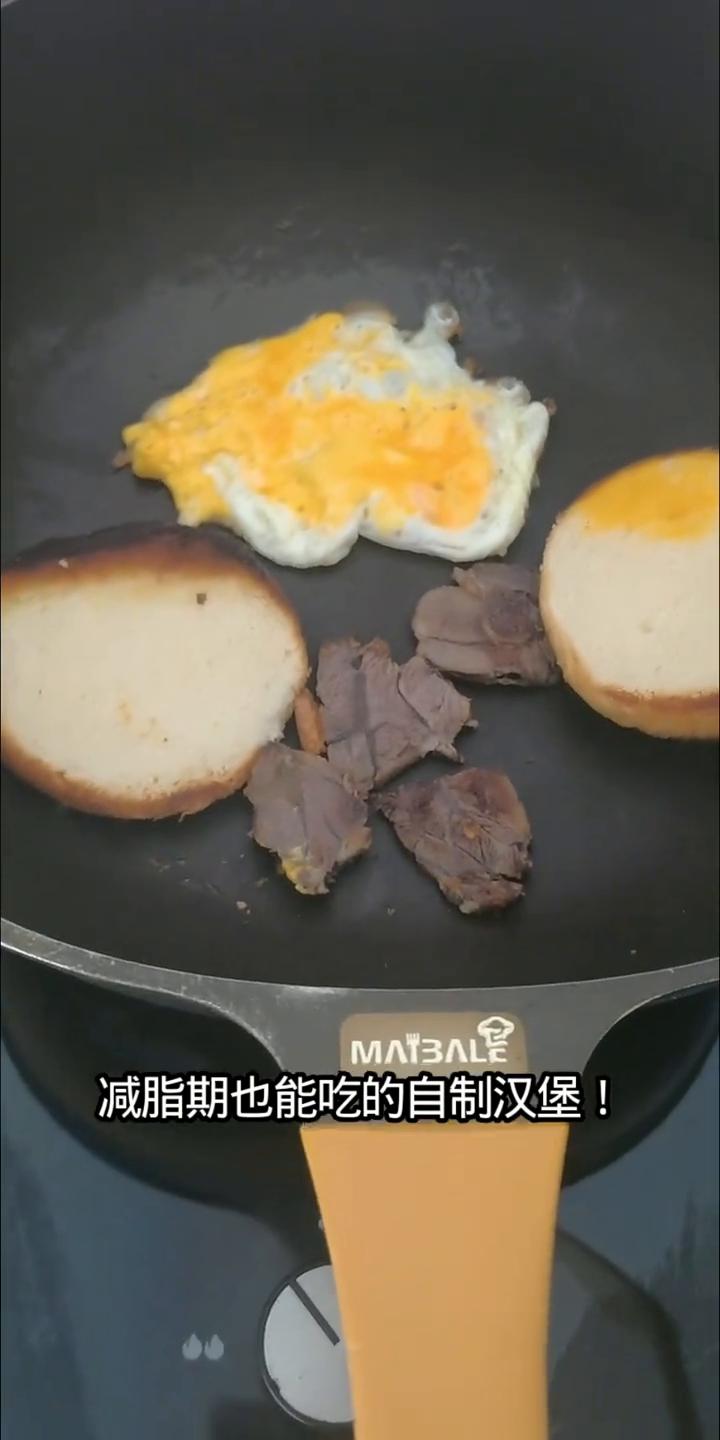 减脂期也能吃的自制汉堡。
全麦面包胚，少油煎蛋，搭配新鲜生菜和牛肉，高蛋白、高纤