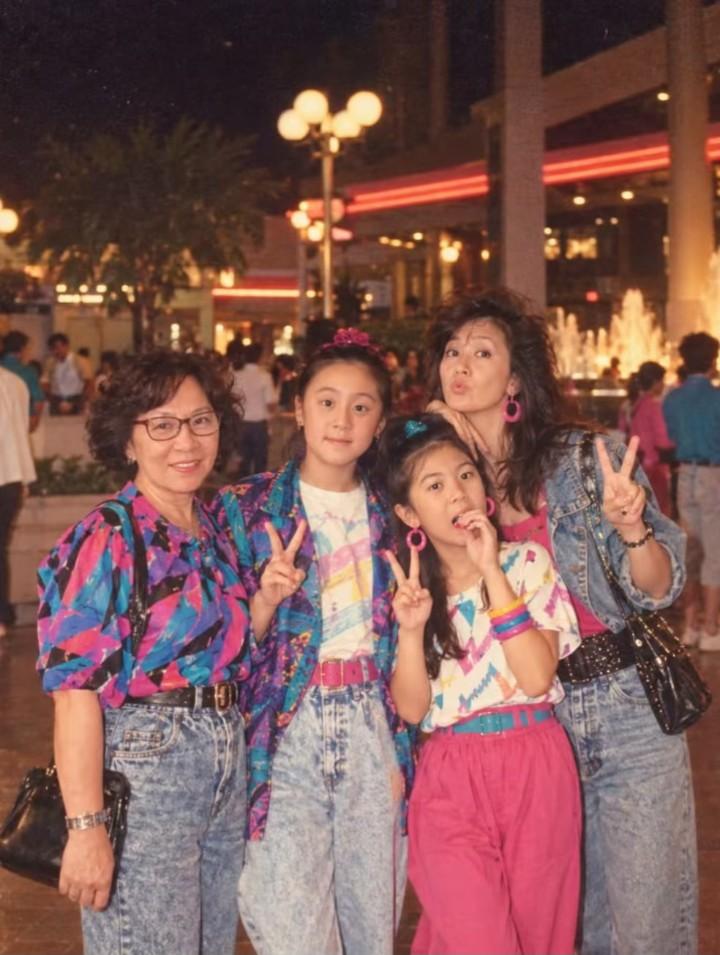 贾静雯，应该是离婚后最幸运的女星了。

没想到和前夫生的梧桐妹，居然成了孙家唯一