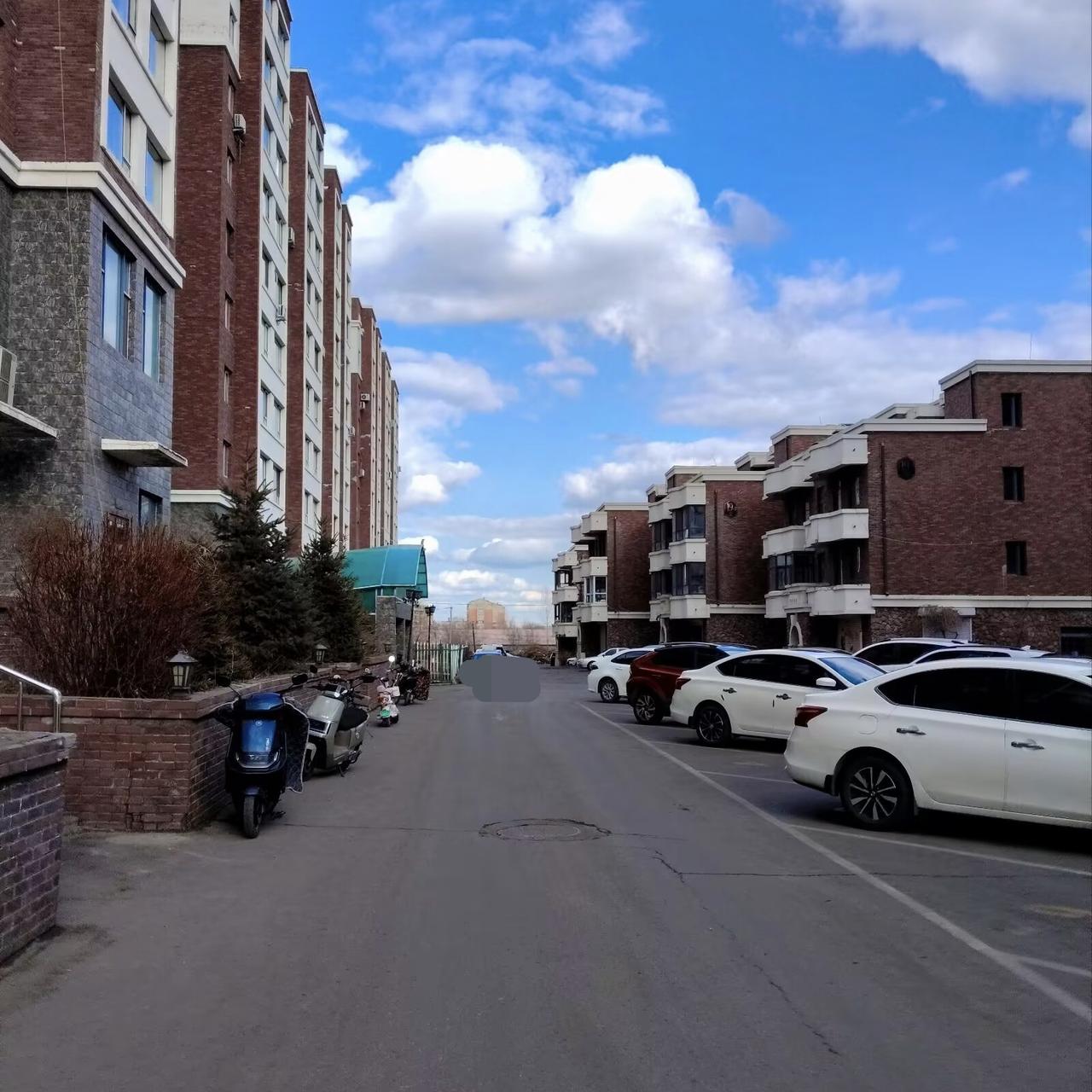 以前我觉得，亲情是世上最纯粹、最无私的感情，咋能用利益俩字去糟蹋呢。

等自己慢