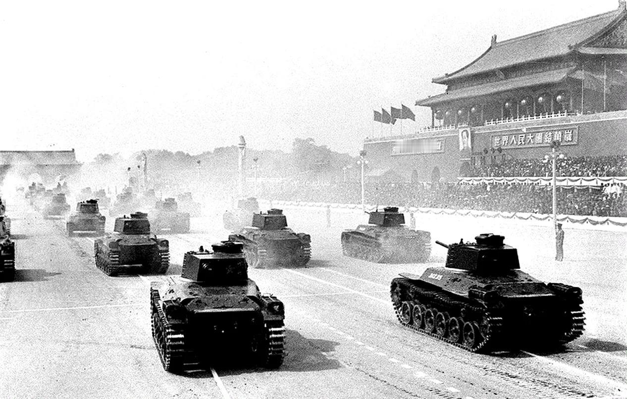 【1950年、国庆大阅兵】
 时间：1950年10月1日上午11点
​ 地点：北