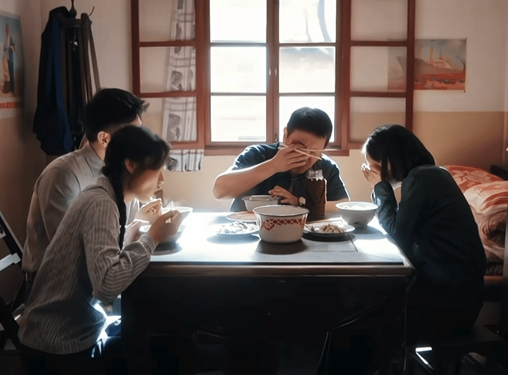 纯真年代的爱情有个不扫兴的爸爸费爸简直宝藏老爸。他不扫兴，让家庭幸福加倍。家人间