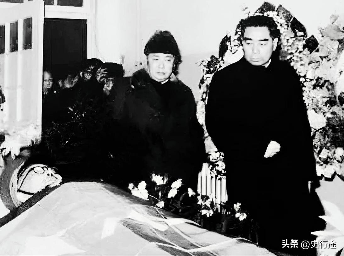 1962年，李克农病逝。周总理与陈老总表情凝重，严肃，看着革命战友的遗容，心如刀