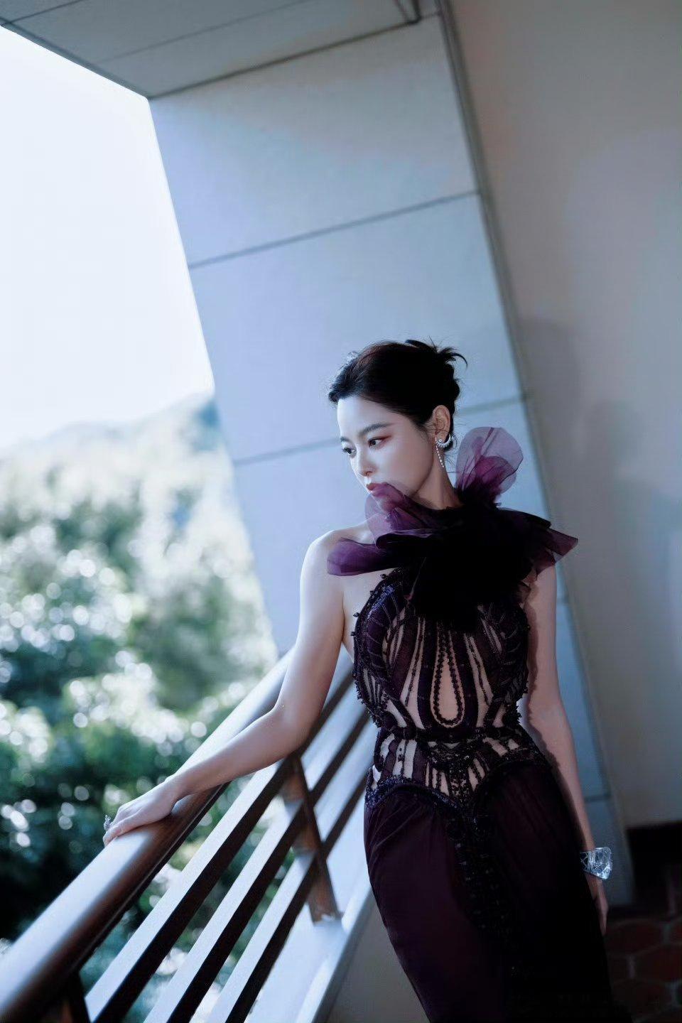 我敢打包票，辛芷蕾，极大程度上是普通人这辈子，见过最不一样的顶流女明星了。昨日，