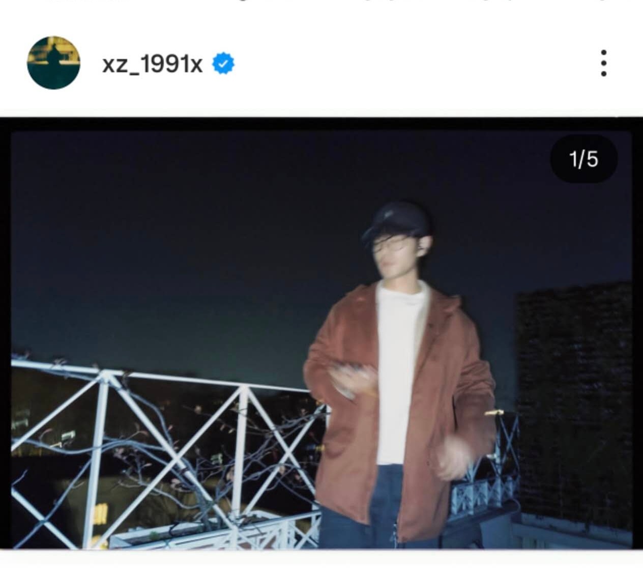 年更博主上线了被帅醒了 肖战帽子盖不住两个耳朵肖战米兰时装周