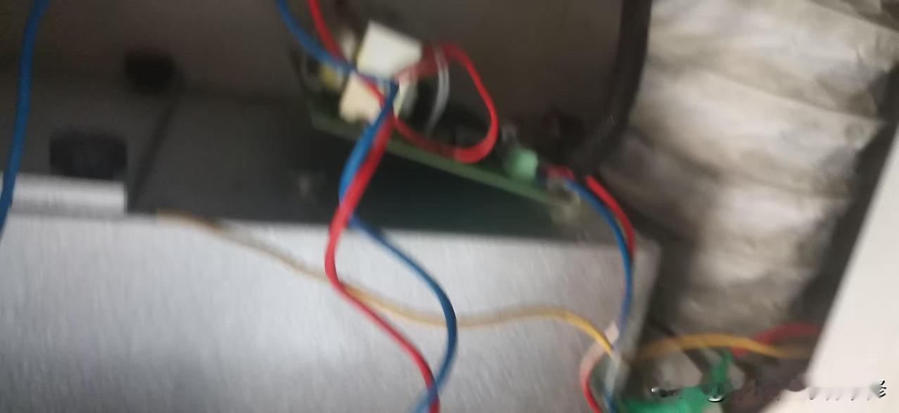 今天早晨上门修一台新风机。
上周粉丝打电话问我新风机不能开机了，我告诉他需要看一