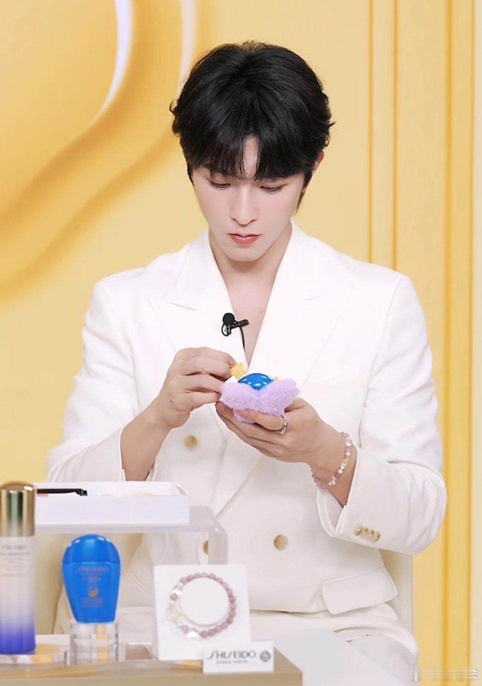 大声喊出来谁最恋爱脑[捂嘴哭]邱鼎杰你工作还夹带私货[偷笑]紫色的蝴蝶，黄色的小