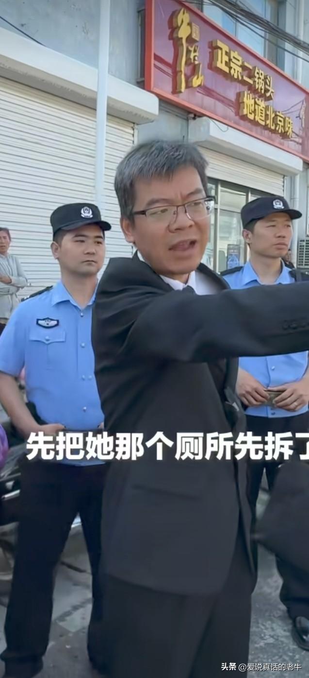 为房山法院法官点赞！在邻居大门旁私建厕所，随意排污，法院判了不执行，嚣张大妈当众
