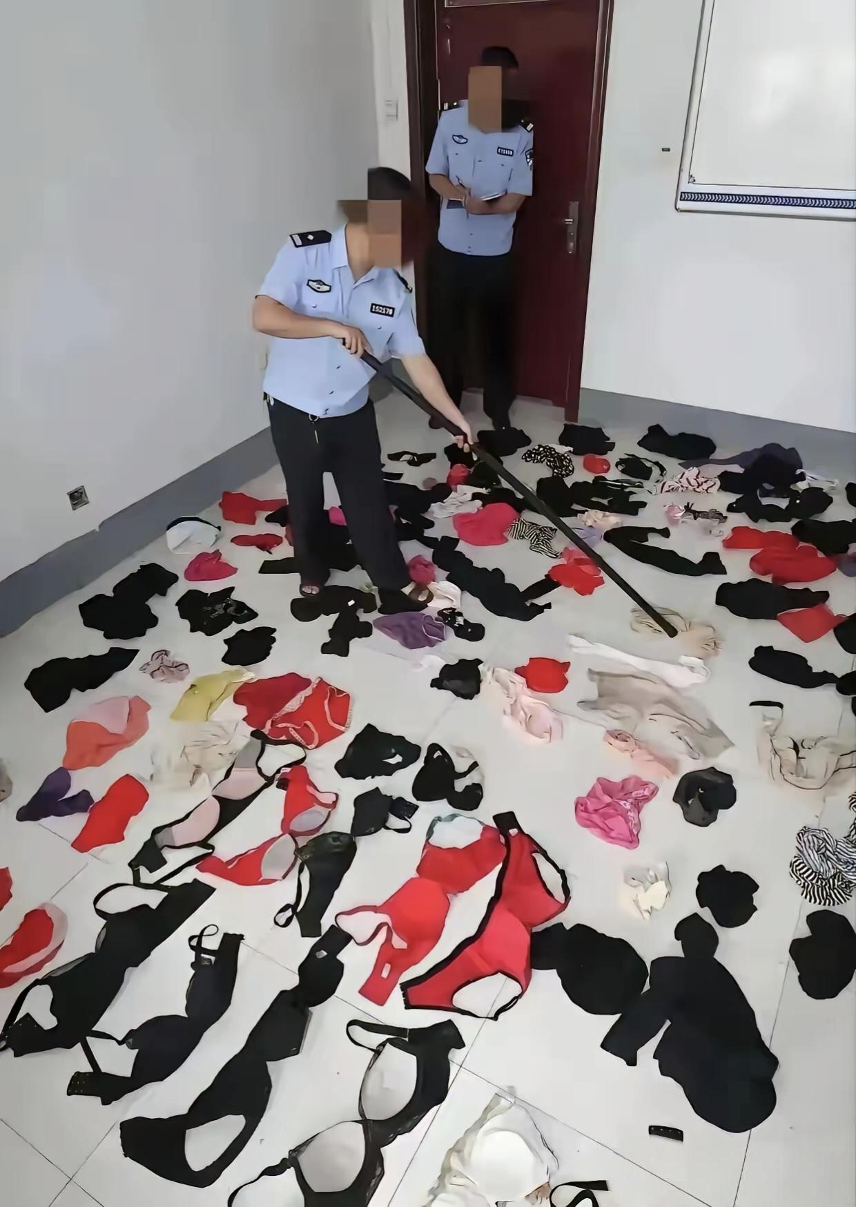 一男子偷女性内衣成瘾，民警搜出的赃物铺满一地，整整半个房间，看得人头皮发麻。
 