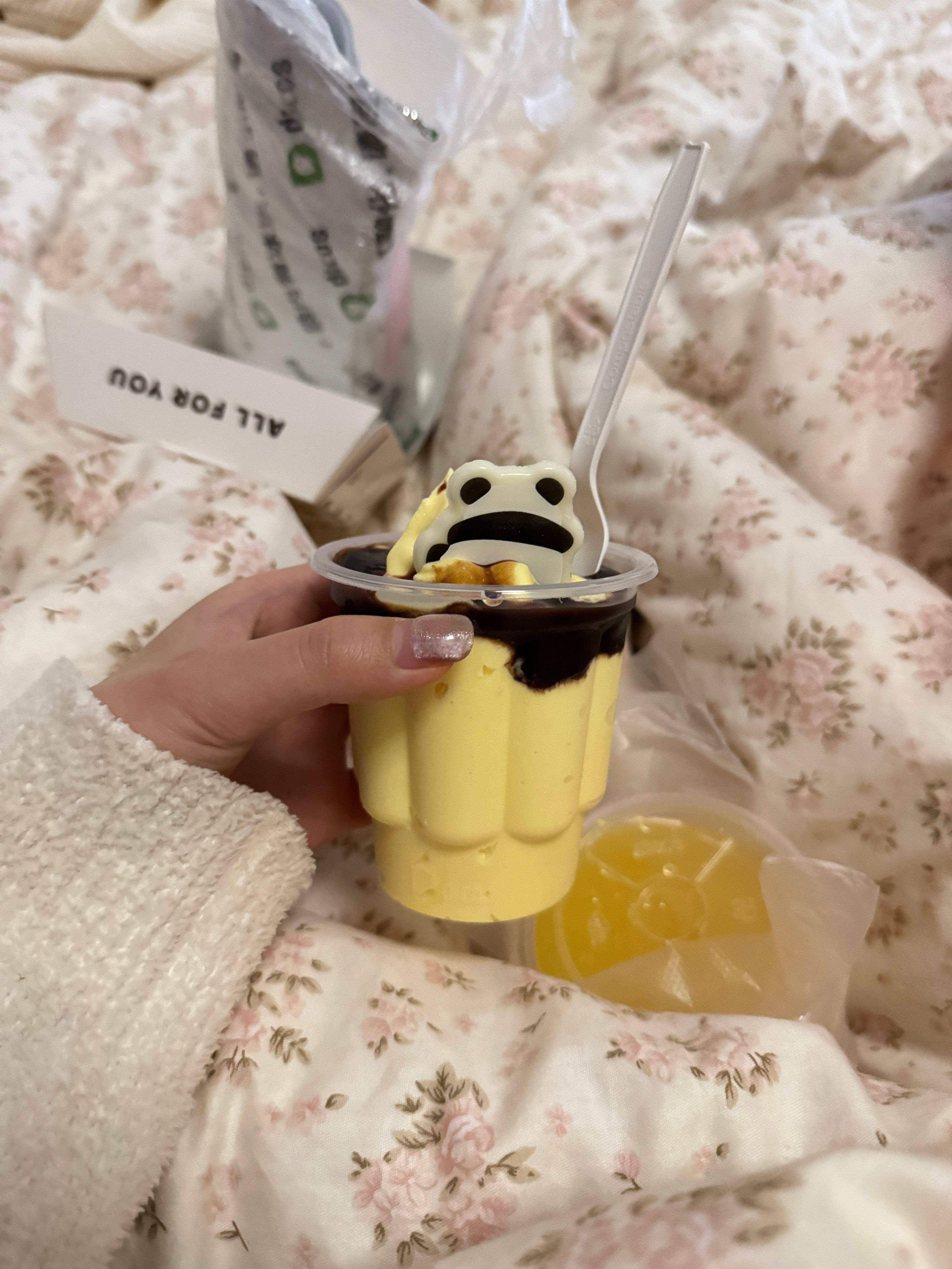 凌晨三点小咪陪我吃圣代[偷笑]  ​​​