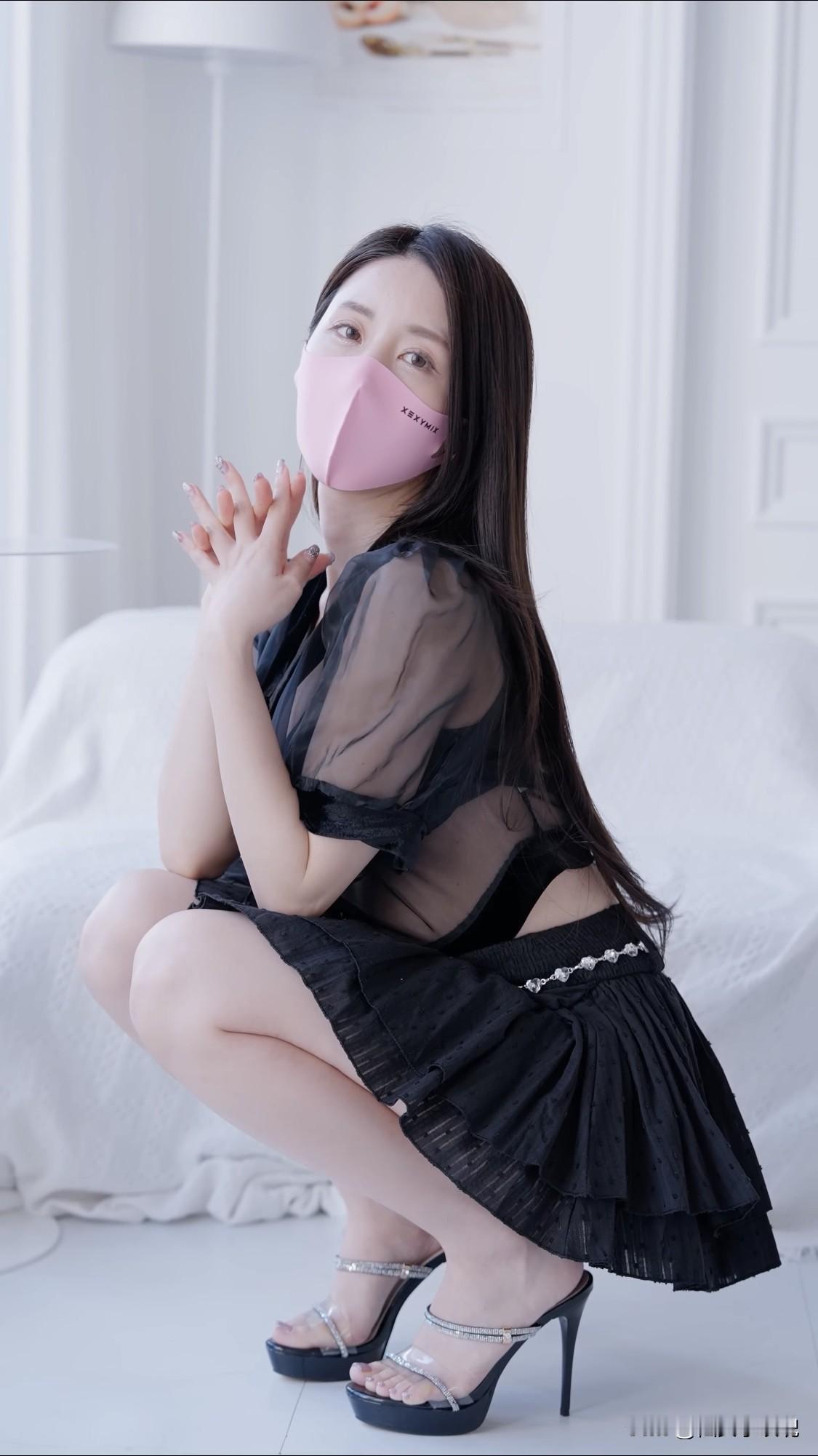 优雅黑纱装，粉色口罩下的神秘魅力