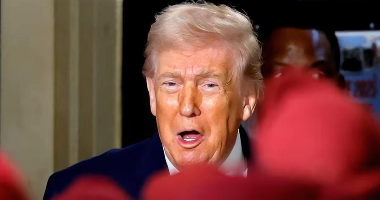 一群刚从委内瑞拉回来的美军精锐，军功章还热乎着，就被特朗普一把拉到镜头前。灯光一